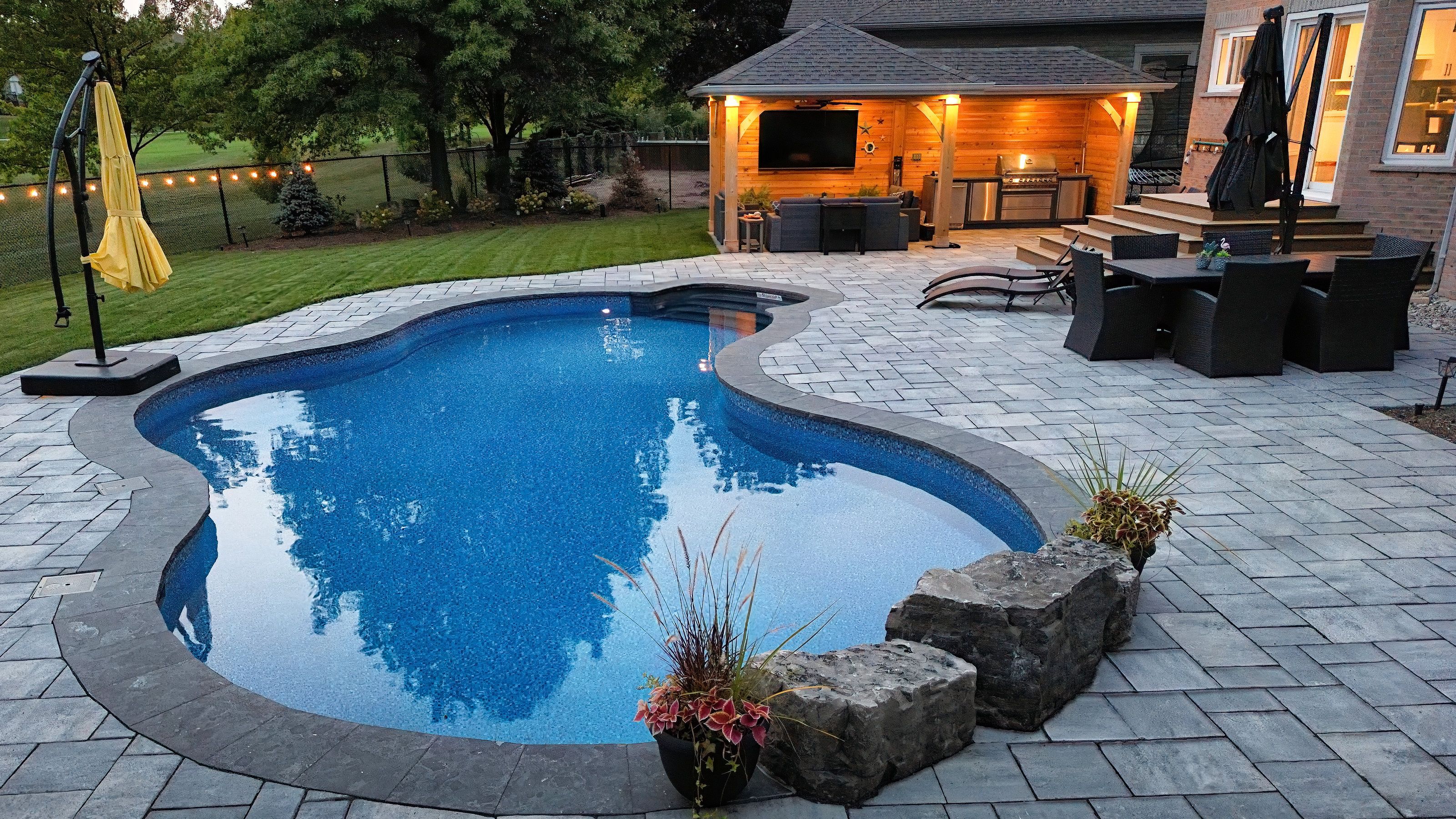 Family backyard swimming pool design
