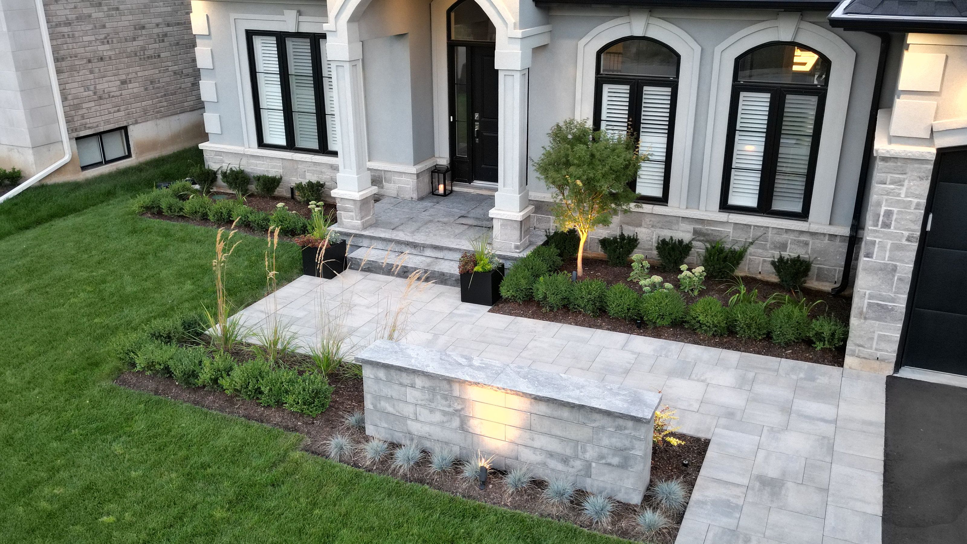 Front yard landscape lighting design